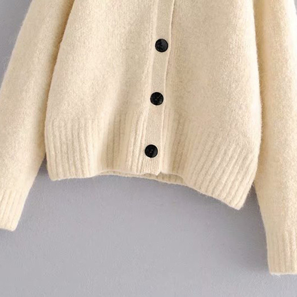 Retro stílusú alkalmi kardigán gombokkal és bézs gallérral