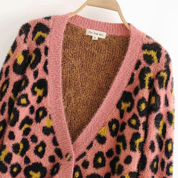 Vestă scurtă de puf cu model leopard de culoare roz cu nasturi