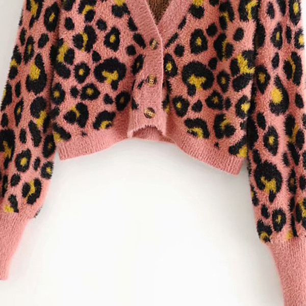 Vestă scurtă de puf cu model leopard de culoare roz cu nasturi