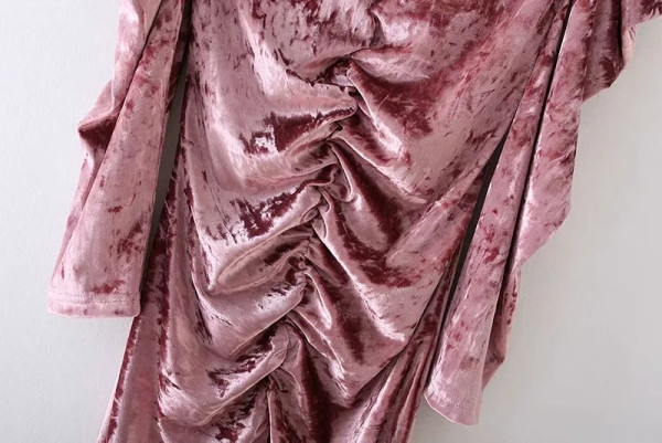 Modern bársonyruha egyenes modell puffos ujjakkal és rózsaszín pólógallérral