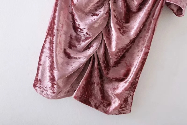 Modern bársonyruha egyenes modell puffos ujjakkal és rózsaszín pólógallérral