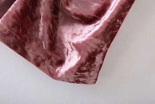 Modern bársonyruha egyenes modell puffos ujjakkal és rózsaszín pólógallérral