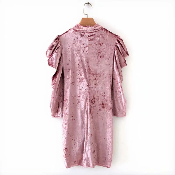 Modern bársonyruha egyenes modell puffos ujjakkal és rózsaszín pólógallérral