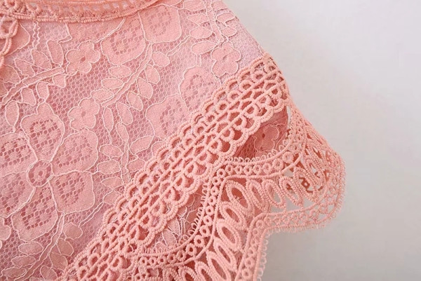 Elegáns rövid csipkeruha rózsaszín fürtökkel