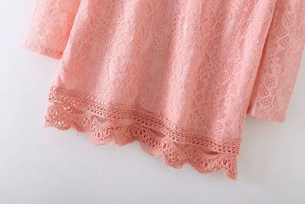 Elegáns rövid csipkeruha rózsaszín fürtökkel