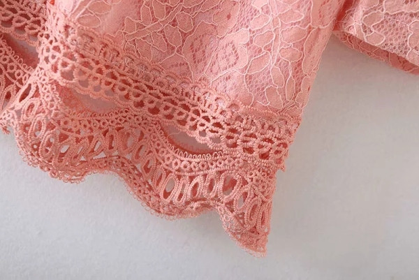 Elegáns rövid csipkeruha rózsaszín fürtökkel