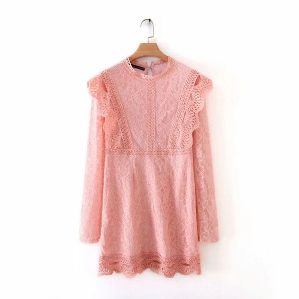 Elegáns rövid csipkeruha rózsaszín fürtökkel