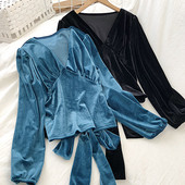 Női retro stílusú blúz fekete, fehér és kék színben, V-nyakkal