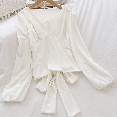 Női retro stílusú blúz fekete, fehér és kék színben, V-nyakkal