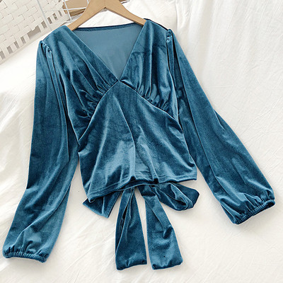 Női retro stílusú blúz fekete, fehér és kék színben, V-nyakkal