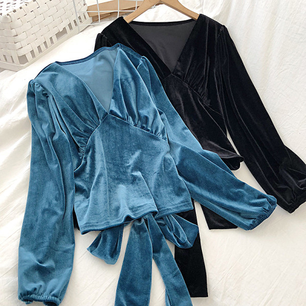 Női retro stílusú blúz fekete, fehér és kék színben, V-nyakkal