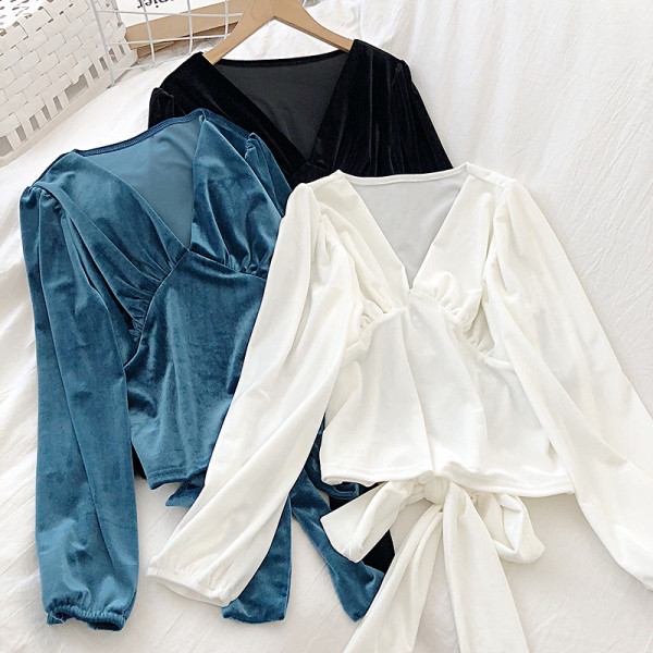 Női retro stílusú blúz fekete, fehér és kék színben, V-nyakkal