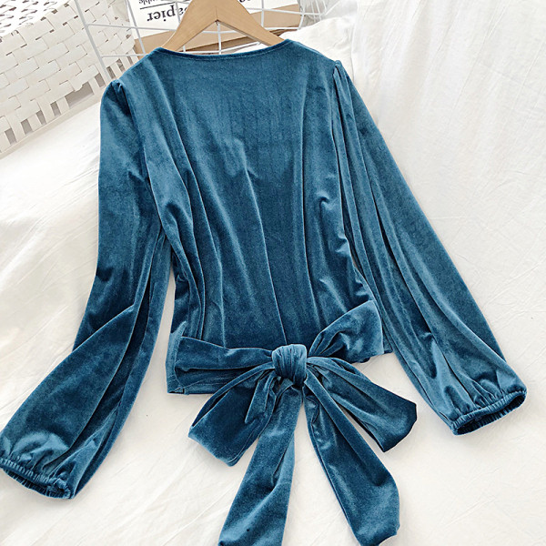 Női retro stílusú blúz fekete, fehér és kék színben, V-nyakkal