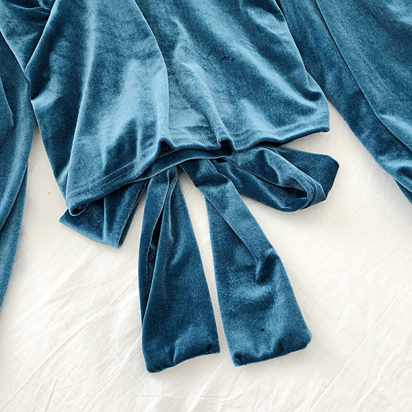 Női retro stílusú blúz fekete, fehér és kék színben, V-nyakkal