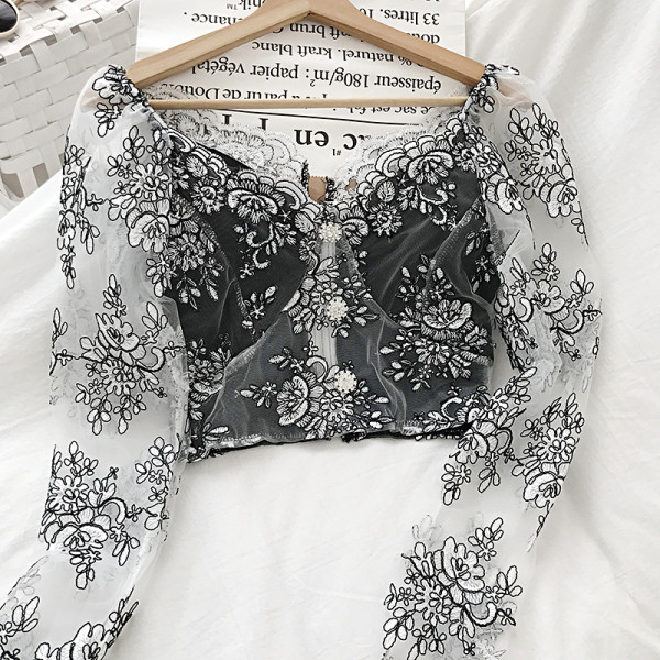 Bluză scurtă de damă de culoare neagră cu broderie și decolteu în V