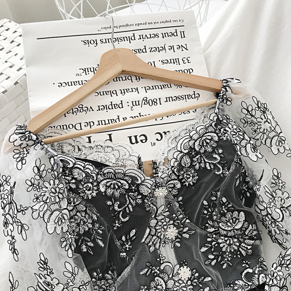 Bluză scurtă de damă de culoare neagră cu broderie și decolteu în V