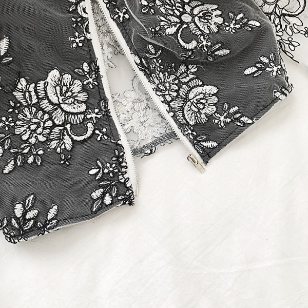 Bluză scurtă de damă de culoare neagră cu broderie și decolteu în V