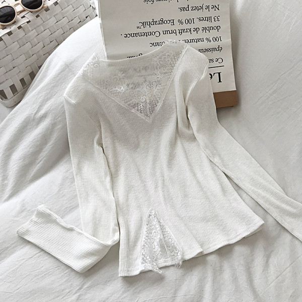 Bluza de dama alb si negru cu decolteu in V si dantela