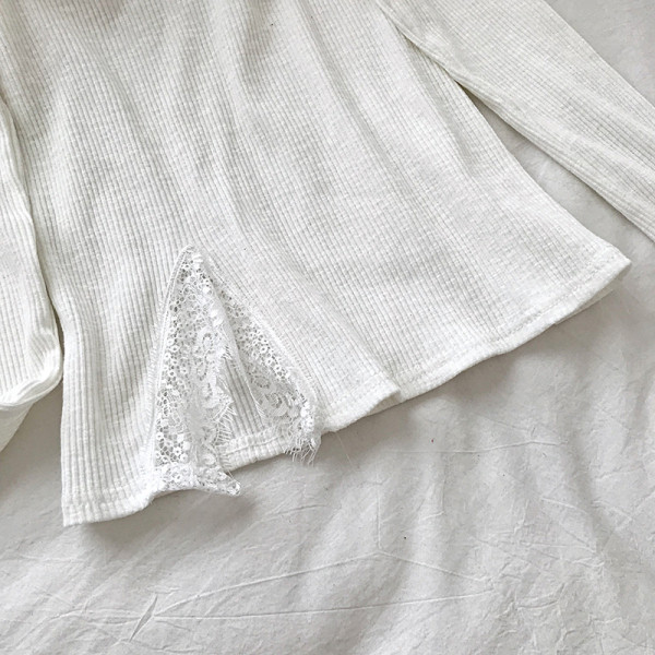 Bluza de dama alb si negru cu decolteu in V si dantela