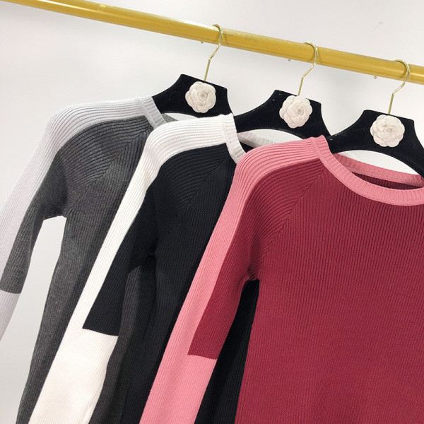 Λεπτό πλεκτό γυναικείο πουλόβερ σε μπορντό, μαύρο και γκρι χρώμα