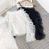 Női csipkeblúz fehér és fekete színben, csónakos nyakkivágással