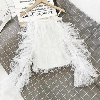 Női csipkeblúz fehér és fekete színben, csónakos nyakkivágással