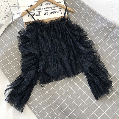 Női csipkeblúz fehér és fekete színben, csónakos nyakkivágással