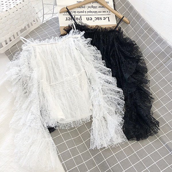 Női csipkeblúz fehér és fekete színben, csónakos nyakkivágással