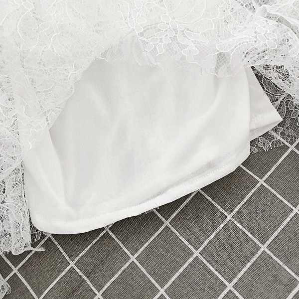 Női csipkeblúz fehér és fekete színben, csónakos nyakkivágással