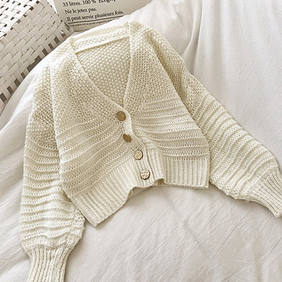 Bézs és fehér színű női mellény V-nyakkal és gombokkal