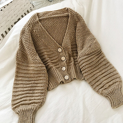 Bézs és fehér színű női mellény V-nyakkal és gombokkal