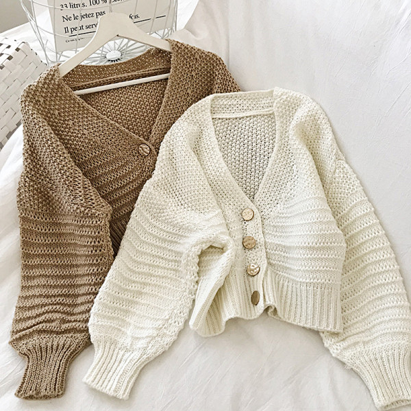 Bézs és fehér színű női mellény V-nyakkal és gombokkal