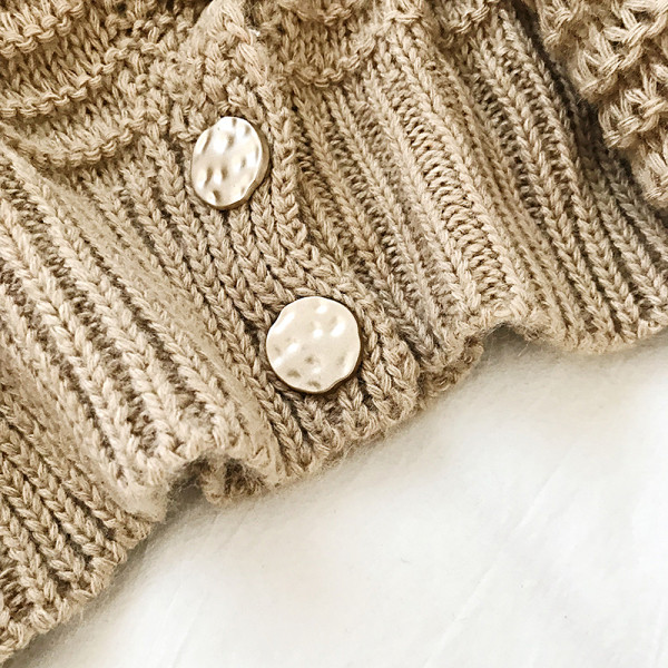 Bézs és fehér színű női mellény V-nyakkal és gombokkal