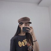 Kockás női sapka típusú sapka barna színben