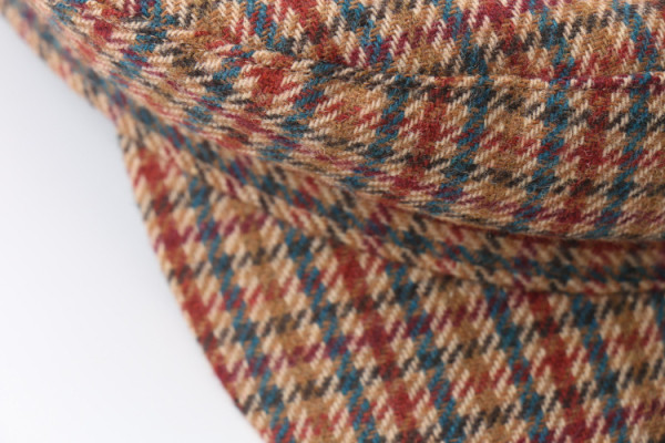 Kockás női sapka típusú sapka barna színben