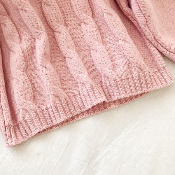 Pulover casual de dama in roz si alb cu broderie si decolteu rotund