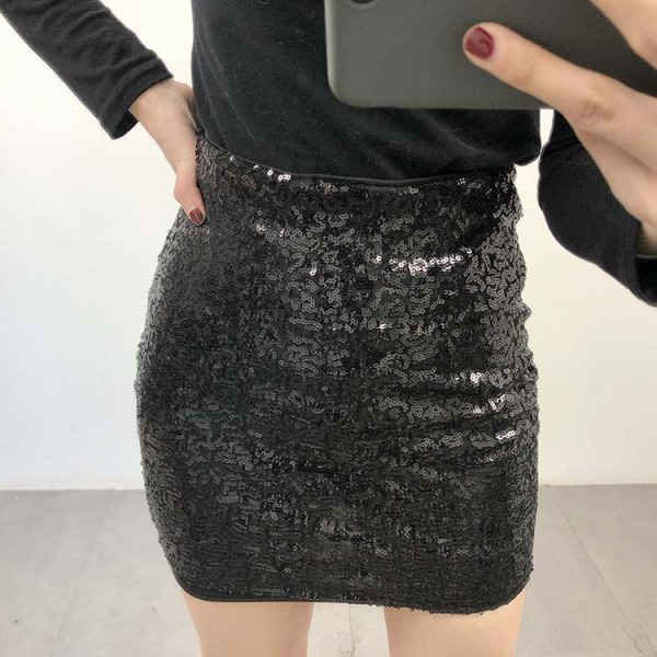 Rövid, testhezálló szoknya magas derékkal, fekete színben, flitterekkel