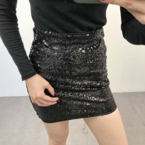 Rövid, testhezálló szoknya magas derékkal, fekete színben, flitterekkel