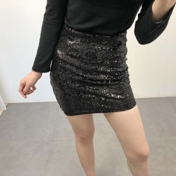Rövid, testhezálló szoknya magas derékkal, fekete színben, flitterekkel