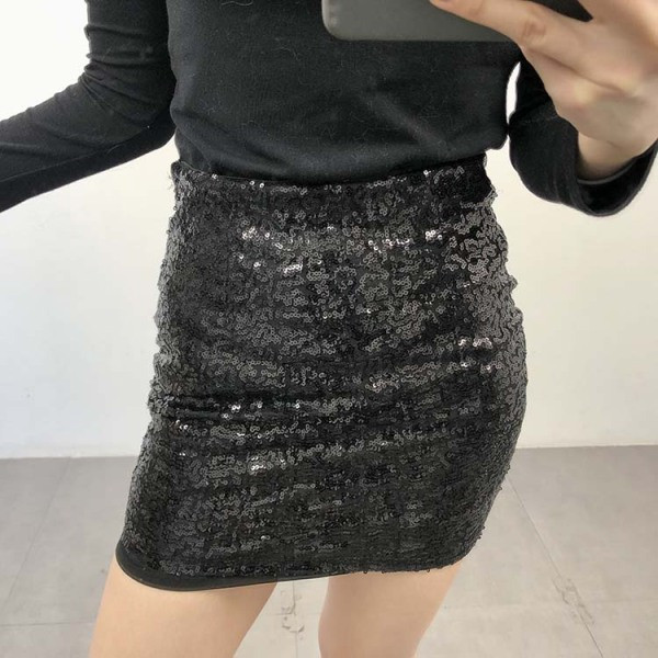 Rövid, testhezálló szoknya magas derékkal, fekete színben, flitterekkel