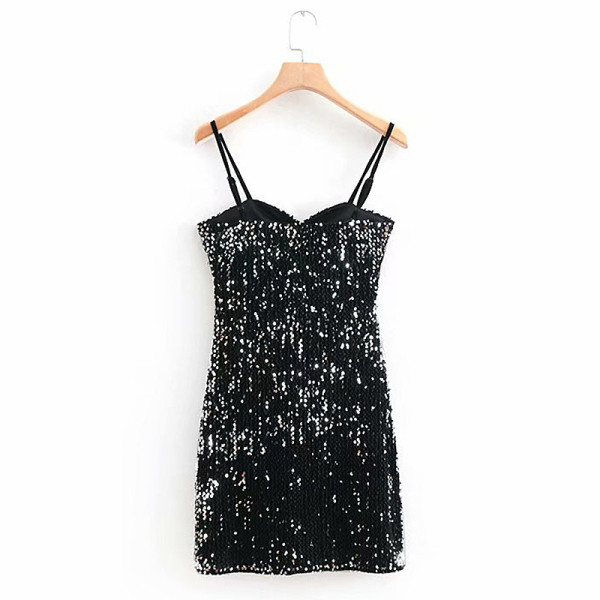 Rövid, testhezálló ruha vékony fekete pántokkal, flitterekkel