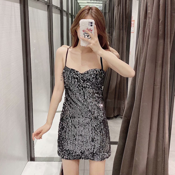 Rövid, testhezálló ruha vékony fekete pántokkal, flitterekkel