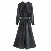 Modern hosszú ruha modell félmagas gallérral és fekete övvel