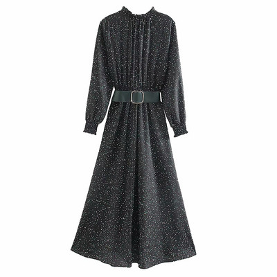 Modern hosszú ruha modell félmagas gallérral és fekete övvel