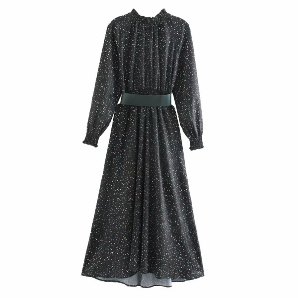 Modern hosszú ruha modell félmagas gallérral és fekete övvel