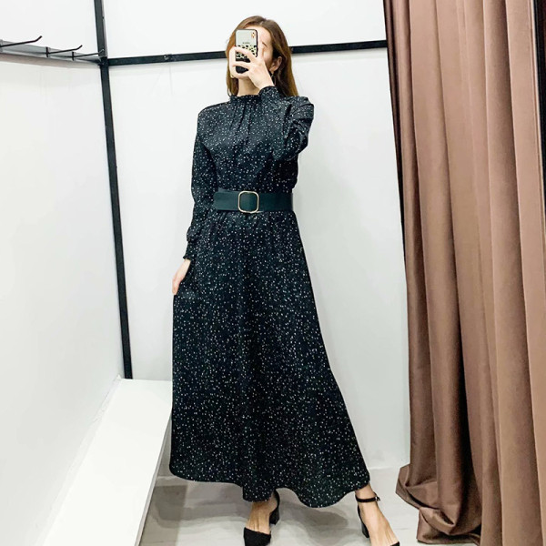 Modern hosszú ruha modell félmagas gallérral és fekete övvel