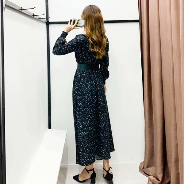 Modern hosszú ruha modell félmagas gallérral és fekete övvel