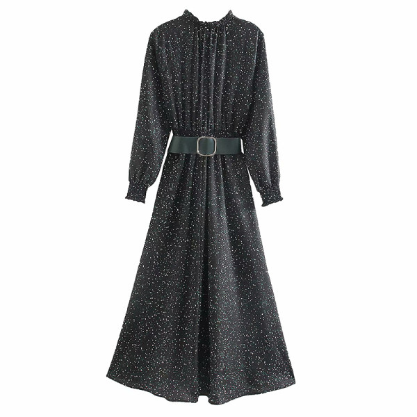 Modern hosszú ruha modell félmagas gallérral és fekete övvel