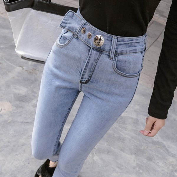 Női testhezálló farmer világoskék színben, magas derékkal, aszimmetrikus rögzítéssel