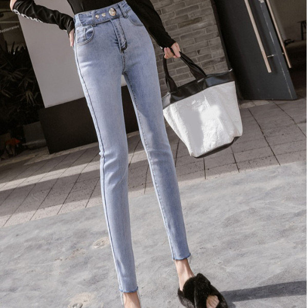 Női testhezálló farmer világoskék színben, magas derékkal, aszimmetrikus rögzítéssel